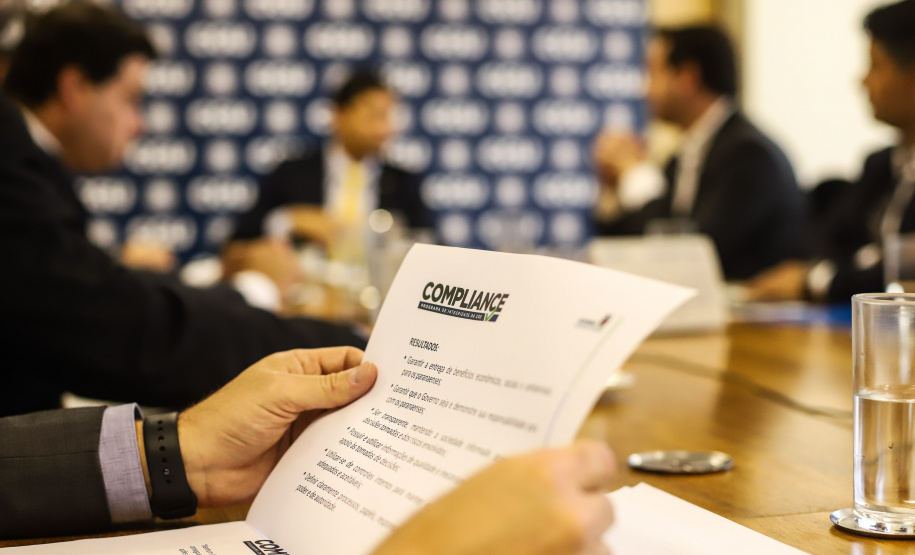 O governador Carlos Massa Ratinho Junior reuniu-se nesta terça-feira (12), em Brasília, com o ministro da Controladoria-Geral da União, Wagner de Campos Rosário, para apresentar o Programa Estadual de Integridade e Compliance, do Governo do Paraná. O controlador-geral do Estado, Raul Siqueira, também participou.  -  BRasília, 12/02/2019  -  Foto: Rodrigo Félix Leal/ANPr