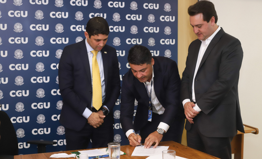 O governador Carlos Massa Ratinho Junior reuniu-se nesta terça-feira (12), em Brasília, com o ministro da Controladoria-Geral da União, Wagner de Campos Rosário, para apresentar o Programa Estadual de Integridade e Compliance, do Governo do Paraná. O controlador-geral do Estado, Raul Siqueira, também participou.  -  BRasília, 12/02/2019  -  Foto: Rodrigo Félix Leal/ANPr