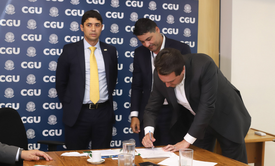 O governador Carlos Massa Ratinho Junior reuniu-se nesta terça-feira (12), em Brasília, com o ministro da Controladoria-Geral da União, Wagner de Campos Rosário, para apresentar o Programa Estadual de Integridade e Compliance, do Governo do Paraná. O controlador-geral do Estado, Raul Siqueira, também participou.  -  BRasília, 12/02/2019  -  Foto: Rodrigo Félix Leal/ANPr