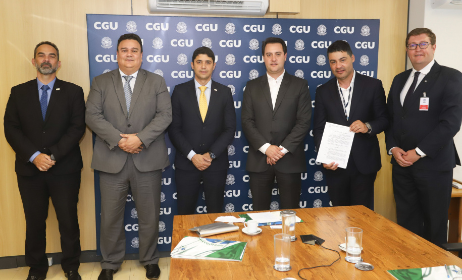 O governador Carlos Massa Ratinho Junior reuniu-se nesta terça-feira (12), em Brasília, com o ministro da Controladoria-Geral da União, Wagner de Campos Rosário, para apresentar o Programa Estadual de Integridade e Compliance, do Governo do Paraná. O controlador-geral do Estado, Raul Siqueira, também participou.  -  BRasília, 12/02/2019  -  Foto: Rodrigo Félix Leal/ANPr