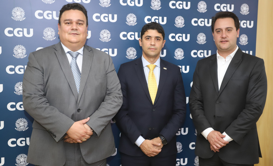 O governador Carlos Massa Ratinho Junior reuniu-se nesta terça-feira (12), em Brasília, com o ministro da Controladoria-Geral da União, Wagner de Campos Rosário, para apresentar o Programa Estadual de Integridade e Compliance, do Governo do Paraná. O controlador-geral do Estado, Raul Siqueira, também participou.  -  BRasília, 12/02/2019  -  Foto: Rodrigo Félix Leal/ANPr