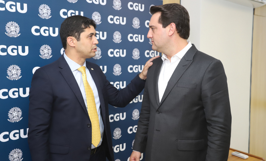 O governador Carlos Massa Ratinho Junior reuniu-se nesta terça-feira (12), em Brasília, com o ministro da Controladoria-Geral da União, Wagner de Campos Rosário, para apresentar o Programa Estadual de Integridade e Compliance, do Governo do Paraná. O controlador-geral do Estado, Raul Siqueira, também participou.  -  BRasília, 12/02/2019  -  Foto: Rodrigo Félix Leal/ANPr