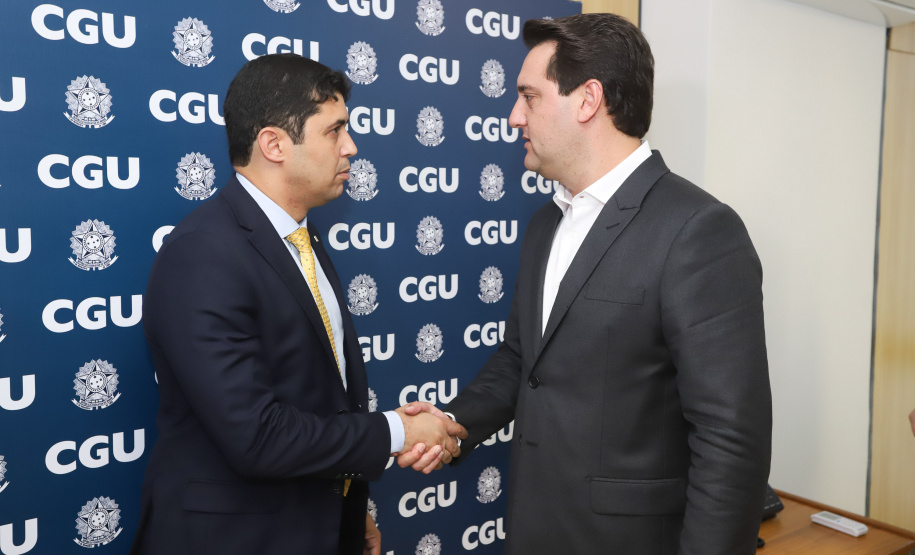 O governador Carlos Massa Ratinho Junior reuniu-se nesta terça-feira (12), em Brasília, com o ministro da Controladoria-Geral da União, Wagner de Campos Rosário, para apresentar o Programa Estadual de Integridade e Compliance, do Governo do Paraná. O controlador-geral do Estado, Raul Siqueira, também participou.  -  BRasília, 12/02/2019  -  Foto: Rodrigo Félix Leal/ANPr