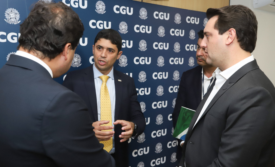 O governador Carlos Massa Ratinho Junior reuniu-se nesta terça-feira (12), em Brasília, com o ministro da Controladoria-Geral da União, Wagner de Campos Rosário, para apresentar o Programa Estadual de Integridade e Compliance, do Governo do Paraná. O controlador-geral do Estado, Raul Siqueira, também participou.  -  BRasília, 12/02/2019  -  Foto: Rodrigo Félix Leal/ANPr