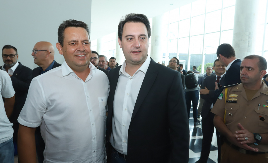 Governador Carlos Massa Ratinho Júnior dá posse ao secretário de Estado da Infrestrurura e Logística, Sandro Alex, e ao diretor do Departamento de Estradas e Rodagem (DER), João Alfredo zampieri - Curitiba, 13/02/2019 - Foto: Rodrigo Félix Leal/ANPr