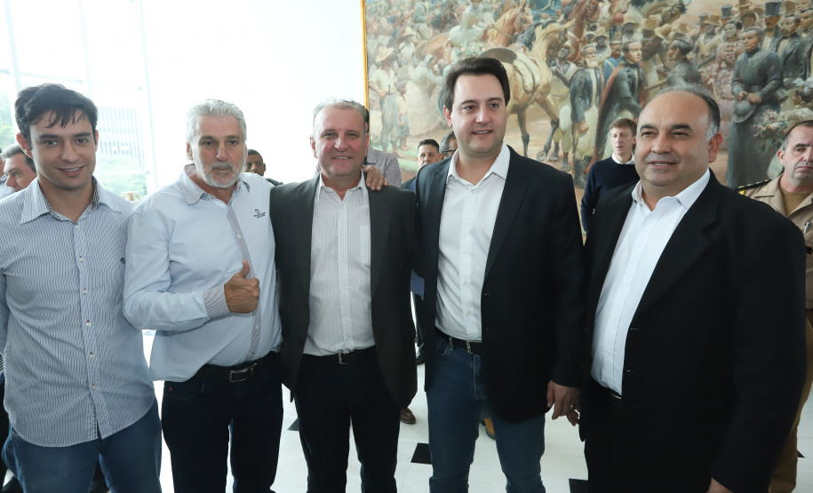 Governador Carlos Massa Ratinho Júnior dá posse ao secretário de Estado da Infrestrurura e Logística, Sandro Alex, e ao diretor do Departamento de Estradas e Rodagem (DER), João Alfredo zampieri - Curitiba, 13/02/2019 - Foto: Rodrigo Félix Leal/ANPr