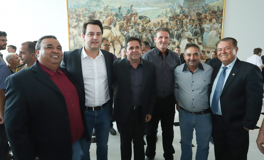 Governador Carlos Massa Ratinho Júnior dá posse ao secretário de Estado da Infrestrurura e Logística, Sandro Alex, e ao diretor do Departamento de Estradas e Rodagem (DER), João Alfredo zampieri - Curitiba, 13/02/2019 - Foto: Rodrigo Félix Leal/ANPr