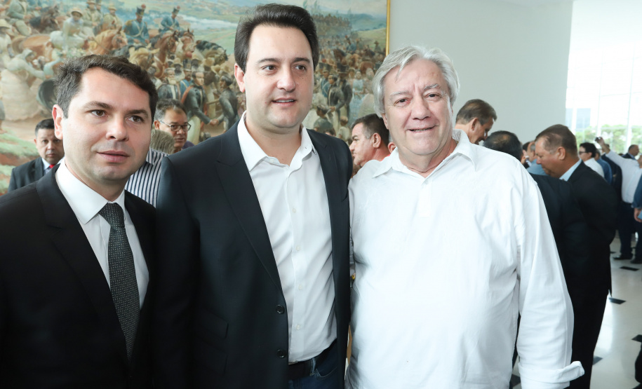 Governador Carlos Massa Ratinho Júnior dá posse ao secretário de Estado da Infrestrurura e Logística, Sandro Alex, e ao diretor do Departamento de Estradas e Rodagem (DER), João Alfredo zampieri - Curitiba, 13/02/2019 - Foto: Rodrigo Félix Leal/ANPr
