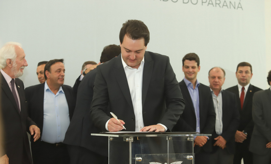 Governador Carlos Massa Ratinho Júnior dá posse ao secretário de Estado da Infrestrurura e Logística, Sandro Alex, e ao diretor do Departamento de Estradas e Rodagem (DER), João Alfredo zampieri - Curitiba, 13/02/2019 - Foto: Rodrigo Félix Leal/ANPr