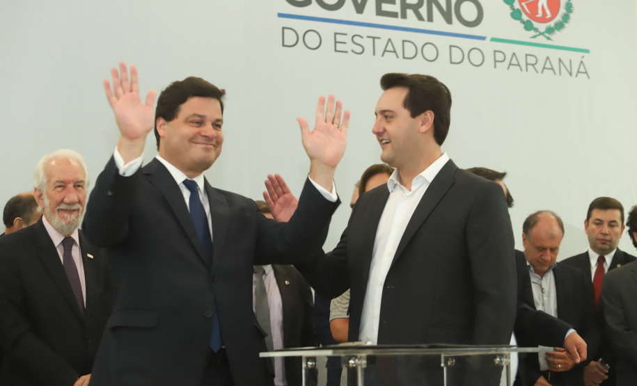 Governador Carlos Massa Ratinho Júnior dá posse ao secretário de Estado da Infrestrurura e Logística, Sandro Alex, e ao diretor do Departamento de Estradas e Rodagem (DER), João Alfredo zampieri - Curitiba, 13/02/2019 - Foto: Rodrigo Félix Leal/ANPr