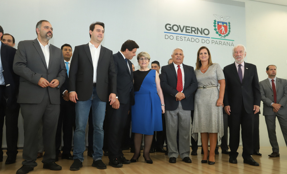 Governador Carlos Massa Ratinho Júnior dá posse ao secretário de Estado da Infrestrurura e Logística, Sandro Alex, e ao diretor do Departamento de Estradas e Rodagem (DER), João Alfredo zampieri - Curitiba, 13/02/2019 - Foto: Rodrigo Félix Leal/ANPr