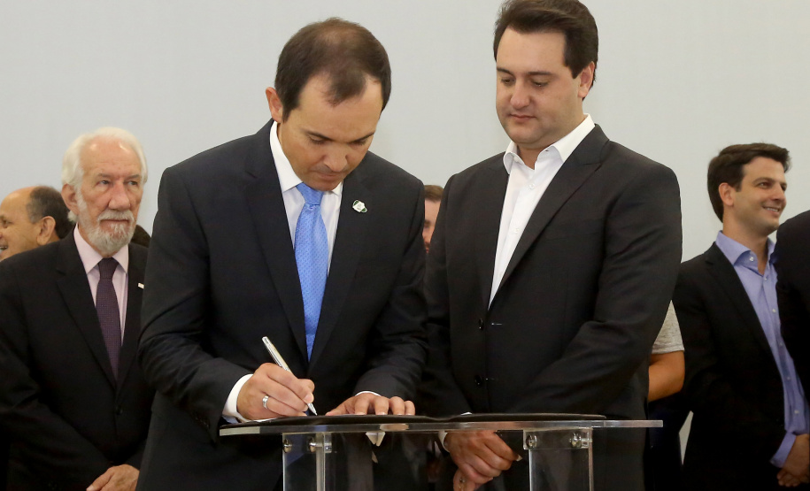 Governador Carlos Massa Ratinho Júnior dá posse ao secretário de Estado da Infrestrurura e Logística, Sandro Alex, e ao diretor do Departamento de Estradas e Rodagem (DER), João Alfredo zampieri  -  Curitiba, 13/02/2019  -  Foto: Jaelson Lucas/ANPr