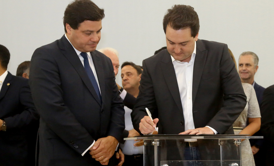 Governador Carlos Massa Ratinho Júnior dá posse ao secretário de Estado da Infrestrurura e Logística, Sandro Alex, e ao diretor do Departamento de Estradas e Rodagem (DER), João Alfredo zampieri  -  Curitiba, 13/02/2019  -  Foto: Jaelson Lucas/ANPr