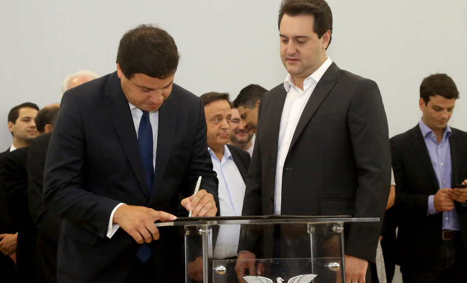 Governador Carlos Massa Ratinho Júnior dá posse ao secretário de Estado da Infrestrurura e Logística, Sandro Alex, e ao diretor do Departamento de Estradas e Rodagem (DER), João Alfredo zampieri  -  Curitiba, 13/02/2019  -  Foto: Jaelson Lucas/ANPr