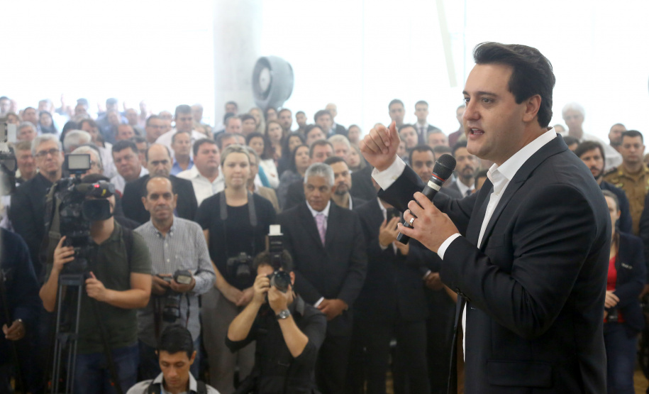 Governador Carlos Massa Ratinho Júnior dá posse ao secretário de Estado da Infrestrurura e Logística, Sandro Alex, e ao diretor do Departamento de Estradas e Rodagem (DER), João Alfredo zampieri  -  Curitiba, 13/02/2019  -  Foto: Jaelson Lucas/ANPr