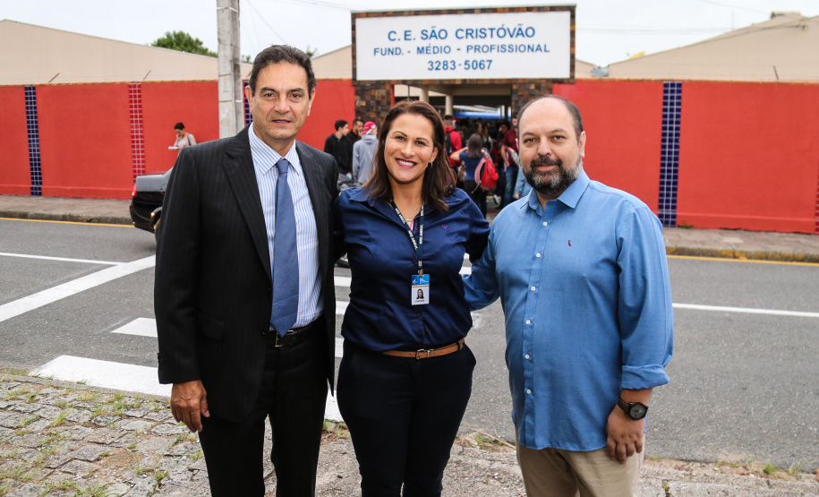 Presidente do Fundepar José Maria Ferreira, Chayane Callegalim Rocha e o diretor Jaques Marcelo Pereira da Escola Estadual São Cristóvão no início do ano letivo. Curitiba, 14/02/2019 - Foto: Geraldo Bubniak/ANPr