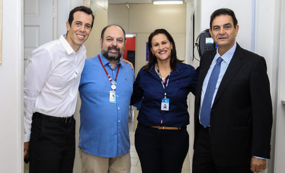 Secretário Renato Feder, diretor Jaques Marcelo Pereira da Escola Estadual São Cristóvão , Chayane Callegalim Rocha e o Presidente do Fundepar José Maria Ferreira, no início do ano letivo. Curitiba, 14/02/2019 - Foto: Geraldo Bubniak/ANPr