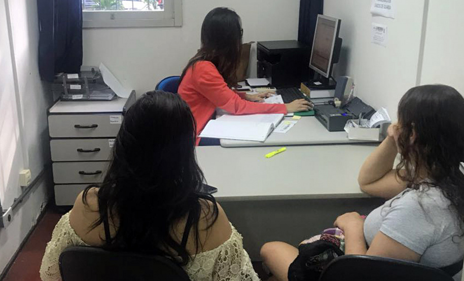 Núcleo de Estudos e Defesa de Direitos da Infância e da Juventude (Neddji), que integra o programa Universidade Sem Fronteiras, da Secretaria de Ciência e Tecnologia. Na foto, atendimento na Universidade Estadual de Maringá (UEM).Foto: Divulgação UEM
