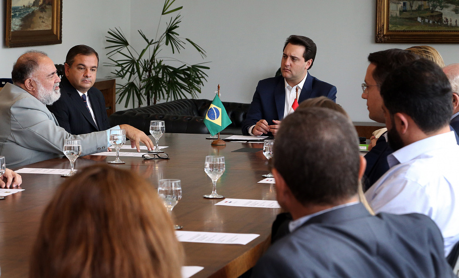 Reunião do governador Carlos Massa Ratinho Junior com a ministra de Indústria e Comércio do Paraguai, Liz Cramer; o governador do Departamento de Misiones, Carlos Arrechea Ortíz; o cônsul-geral do Paraguai no Brasil, Carlos José Fleitas Rodriguez, e empresários.  -  Curitiba, 14/02/2019  -  Foto: Gilson Abreu/ANPr