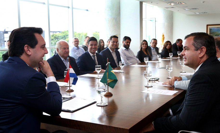 Reunião do governador Carlos Massa Ratinho Junior com a ministra de Indústria e Comércio do Paraguai, Liz Cramer; o governador do Departamento de Misiones, Carlos Arrechea Ortíz; o cônsul-geral do Paraguai no Brasil, Carlos José Fleitas Rodriguez, e empresários.  -  Curitiba, 14/02/2019  -  Foto: Gilson Abreu/ANPr