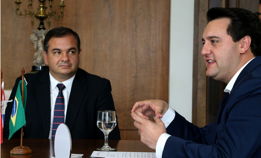 Reunião do governador Carlos Massa Ratinho Junior com a ministra de Indústria e Comércio do Paraguai, Liz Cramer; o governador do Departamento de Misiones, Carlos Arrechea Ortíz; o cônsul-geral do Paraguai no Brasil, Carlos José Fleitas Rodriguez, e empresários.  -  Curitiba, 14/02/2019  -  Foto: Gilson Abreu/ANPr