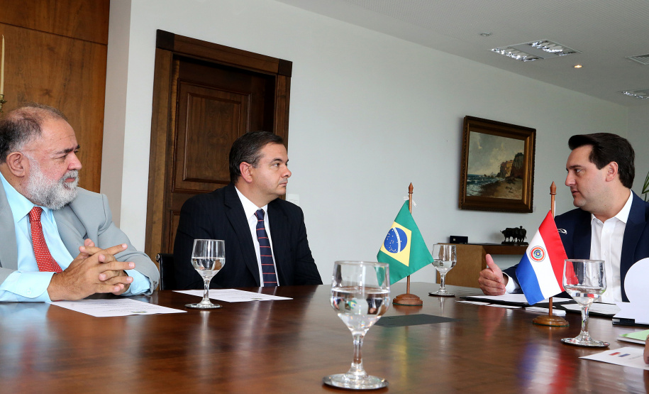 Reunião do governador Carlos Massa Ratinho Junior com a ministra de Indústria e Comércio do Paraguai, Liz Cramer; o governador do Departamento de Misiones, Carlos Arrechea Ortíz; o cônsul-geral do Paraguai no Brasil, Carlos José Fleitas Rodriguez, e empresários.  -  Curitiba, 14/02/2019  -  Foto: Gilson Abreu/ANPr