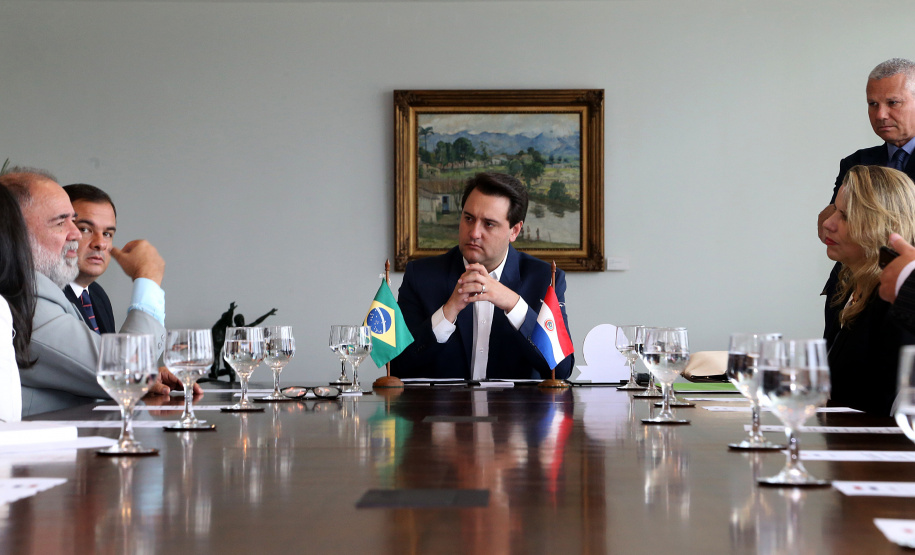Reunião do governador Carlos Massa Ratinho Junior com a ministra de Indústria e Comércio do Paraguai, Liz Cramer; o governador do Departamento de Misiones, Carlos Arrechea Ortíz; o cônsul-geral do Paraguai no Brasil, Carlos José Fleitas Rodriguez, e empresários.  -  Curitiba, 14/02/2019  -  Foto: Gilson Abreu/ANPr
