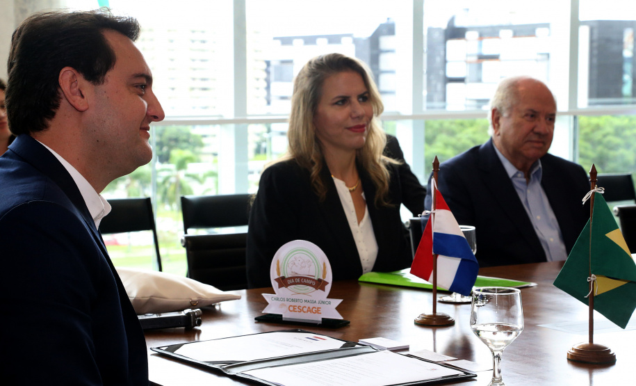 Reunião do governador Carlos Massa Ratinho Junior com a ministra de Indústria e Comércio do Paraguai, Liz Cramer; o governador do Departamento de Misiones, Carlos Arrechea Ortíz; o cônsul-geral do Paraguai no Brasil, Carlos José Fleitas Rodriguez, e empresários.  -  Curitiba, 14/02/2019  -  Foto: Gilson Abreu/ANPr