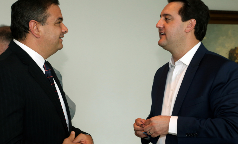 Reunião do governador Carlos Massa Ratinho Junior com a ministra de Indústria e Comércio do Paraguai, Liz Cramer; o governador do Departamento de Misiones, Carlos Arrechea Ortíz; o cônsul-geral do Paraguai no Brasil, Carlos José Fleitas Rodriguez, e empresários.  -  Curitiba, 14/02/2019  -  Foto: Gilson Abreu/ANPr