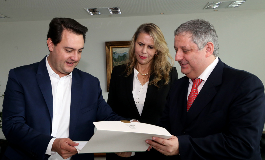 Reunião do governador Carlos Massa Ratinho Junior com a ministra de Indústria e Comércio do Paraguai, Liz Cramer; o governador do Departamento de Misiones, Carlos Arrechea Ortíz; o cônsul-geral do Paraguai no Brasil, Carlos José Fleitas Rodriguez, e empresários.  -  Curitiba, 14/02/2019  -  Foto: Gilson Abreu/ANPr