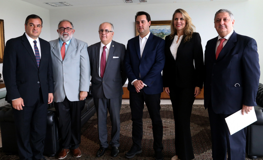 Reunião do governador Carlos Massa Ratinho Junior com a ministra de Indústria e Comércio do Paraguai, Liz Cramer; o governador do Departamento de Misiones, Carlos Arrechea Ortíz; o cônsul-geral do Paraguai no Brasil, Carlos José Fleitas Rodriguez, e empresários.  -  Curitiba, 14/02/2019  -  Foto: Gilson Abreu/ANPr