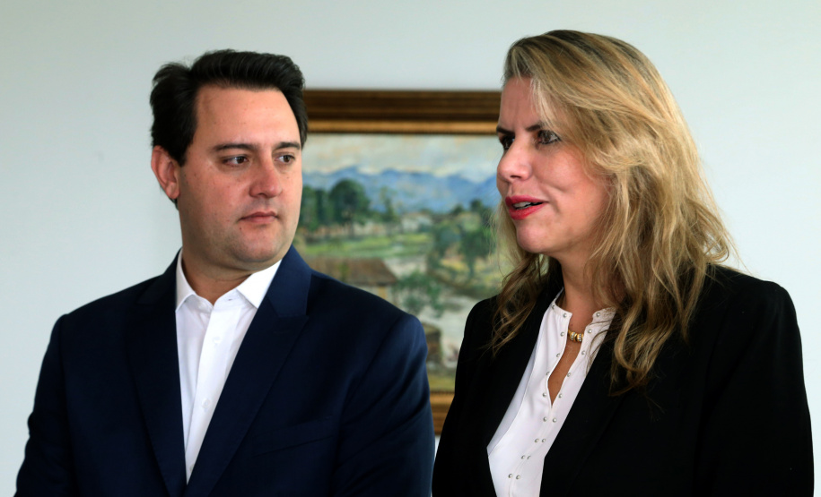 Reunião do governador Carlos Massa Ratinho Junior com a ministra de Indústria e Comércio do Paraguai, Liz Cramer; o governador do Departamento de Misiones, Carlos Arrechea Ortíz; o cônsul-geral do Paraguai no Brasil, Carlos José Fleitas Rodriguez, e empresários.  -  Curitiba, 14/02/2019  -  Foto: Gilson Abreu/ANPr