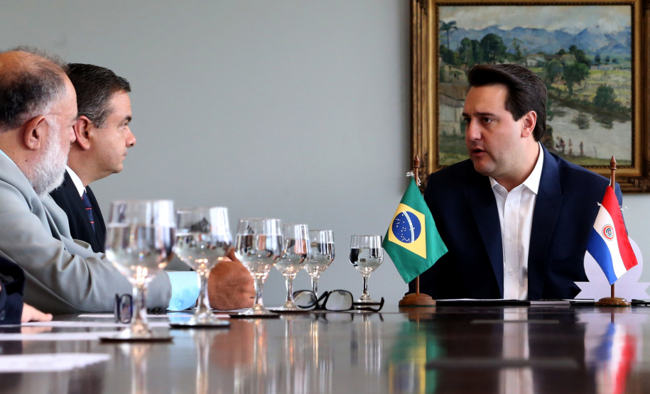 Reunião do governador Carlos Massa Ratinho Junior com a ministra de Indústria e Comércio do Paraguai, Liz Cramer; o governador do Departamento de Misiones, Carlos Arrechea Ortíz; o cônsul-geral do Paraguai no Brasil, Carlos José Fleitas Rodriguez, e empresários.  -  Curitiba, 14/02/2019  -  Foto: Gilson Abreu/ANPr