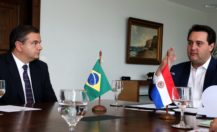 Reunião do governador Carlos Massa Ratinho Junior com a ministra de Indústria e Comércio do Paraguai, Liz Cramer; o governador do Departamento de Misiones, Carlos Arrechea Ortíz; o cônsul-geral do Paraguai no Brasil, Carlos José Fleitas Rodriguez, e empresários.  -  Curitiba, 14/02/2019  -  Foto: Gilson Abreu/ANPr