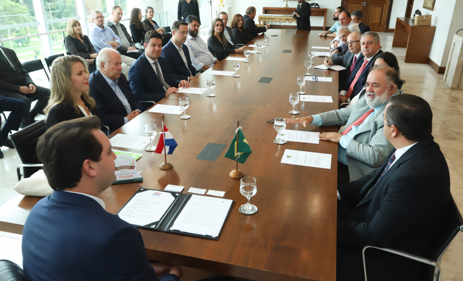 Governador Carlos Massa Ratinho Júnior recebe comitiva do Governo do Paraguai  -  Curitiba, 14/02/2019  -  Foto: Rodrigo Félix Leal/ANPr