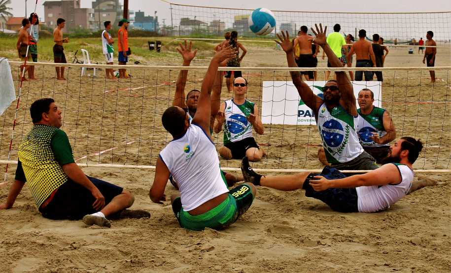 As ações esportivas prosseguem neste fim de semana nas areias do Litoral paranaense, dentro dos serviços ofertados pelo Governo do Estado na Operação Verão. Neste sábado (16), os balneários de Caiobá e Shangri-lá serão os palcos dos eventos.  -  Foto: Divulgação Operação Verão