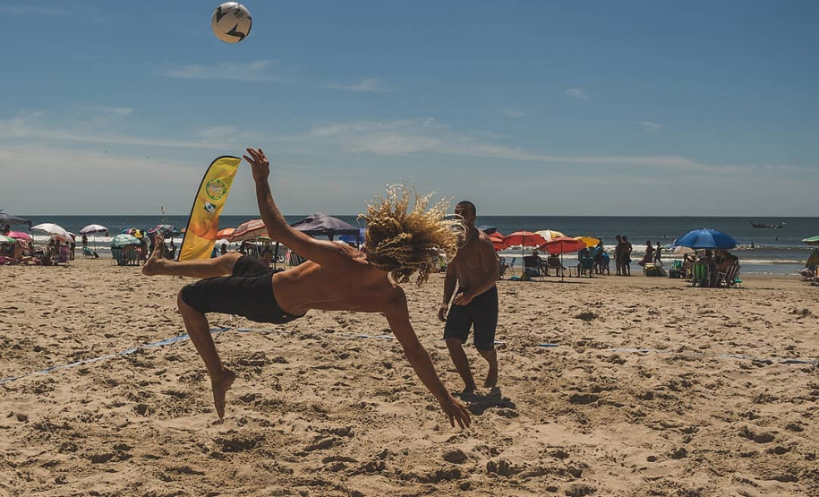 As ações esportivas prosseguem neste fim de semana nas areias do Litoral paranaense, dentro dos serviços ofertados pelo Governo do Estado na Operação Verão. Neste sábado (16), os balneários de Caiobá e Shangri-lá serão os palcos dos eventos. - Foto: Divulgação Operação Verão