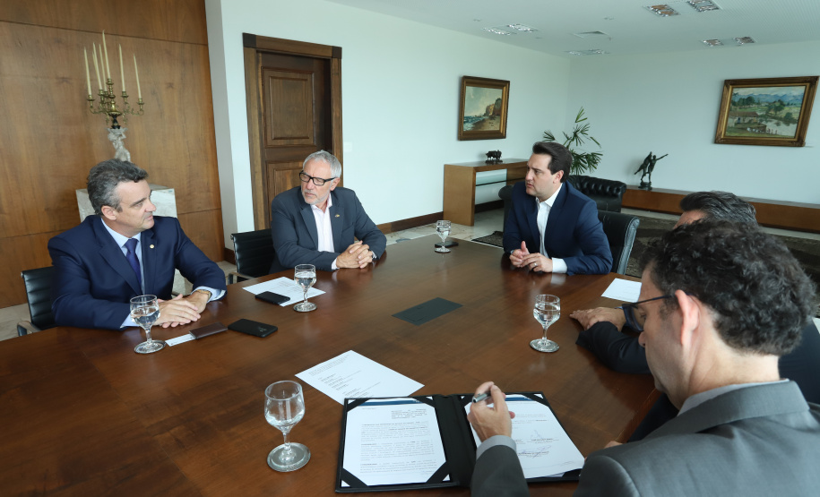 O governador Carlos Massa Ratinho Junior e o presidente da Federação das Indústrias do Paraná (Fiep), Edson Campagnolo, assinaram nesta quinta-feira (14) um protocolo de intenções para alinhar ações conjuntas que visam o desenvolvimento do Estado.  -  Curitiba, 14/02/2019  -  Foto: Rodrigo Félix Leal/ANPr
