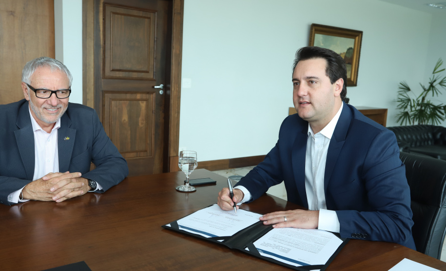 O governador Carlos Massa Ratinho Junior e o presidente da Federação das Indústrias do Paraná (Fiep), Edson Campagnolo, assinaram nesta quinta-feira (14) um protocolo de intenções para alinhar ações conjuntas que visam o desenvolvimento do Estado.  -  Curitiba, 14/02/2019  -  Foto: Rodrigo Félix Leal/ANPr