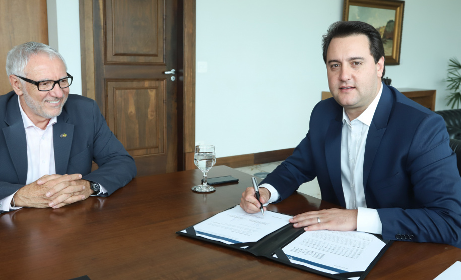 O governador Carlos Massa Ratinho Junior e o presidente da Federação das Indústrias do Paraná (Fiep), Edson Campagnolo, assinaram nesta quinta-feira (14) um protocolo de intenções para alinhar ações conjuntas que visam o desenvolvimento do Estado.  -  Curitiba, 14/02/2019  -  Foto: Rodrigo Félix Leal/ANPr