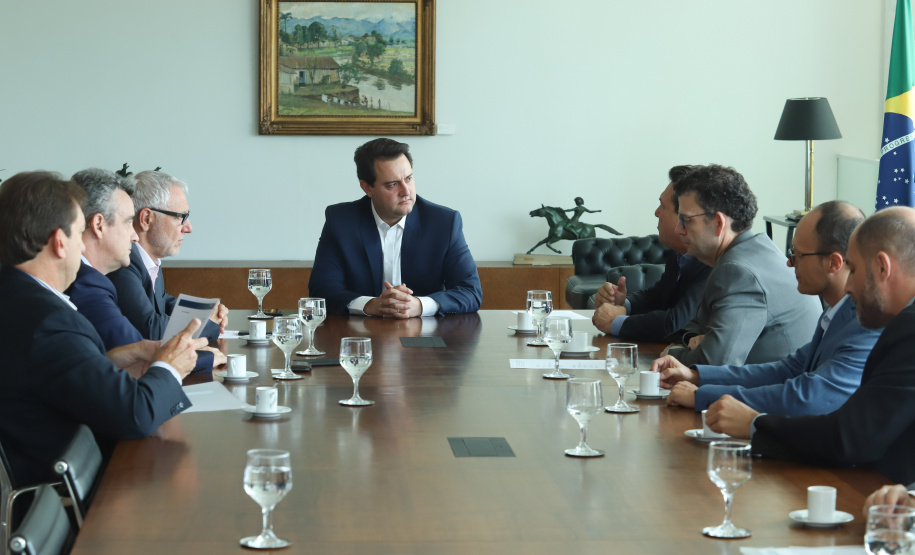 O governador Carlos Massa Ratinho Junior e o presidente da Federação das Indústrias do Paraná (Fiep), Edson Campagnolo, assinaram nesta quinta-feira (14) um protocolo de intenções para alinhar ações conjuntas que visam o desenvolvimento do Estado.  -  Curitiba, 14/02/2019  -  Foto: Rodrigo Félix Leal/ANPr