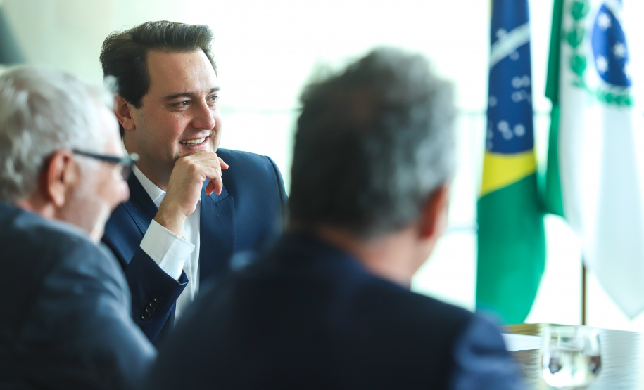 O governador Carlos Massa Ratinho Junior e o presidente da Federação das Indústrias do Paraná (Fiep), Edson Campagnolo, assinaram nesta quinta-feira (14) um protocolo de intenções para alinhar ações conjuntas que visam o desenvolvimento do Estado.  -  Curitiba, 14/02/2019  -  Foto: Rodrigo Félix Leal/ANPr