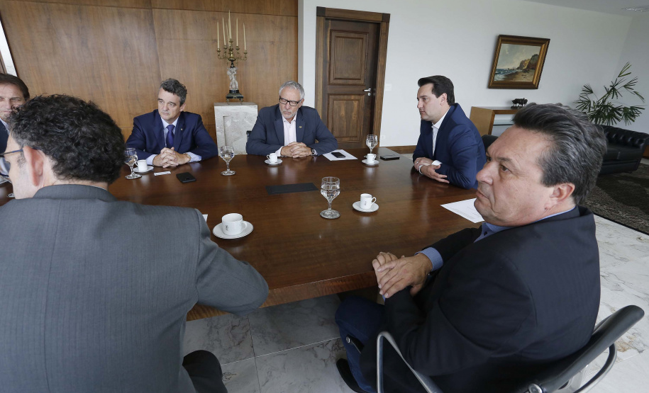 O governador Carlos Massa Ratinho Junior assina Termo de Cooperação entre FIEP e Agência Paraná de Desenvolvimento. Presentes: presidente da FIEP, Edson Campagnolo; Eduardo Bekin, diretor da Paraná Desenvolvimento; Márcio Nunes, secretário de Desenvolvimento Sustentável e Turismo; entre outros.Curitiba, 14-02-19.Foto: Arnaldo Alves / ANPr.