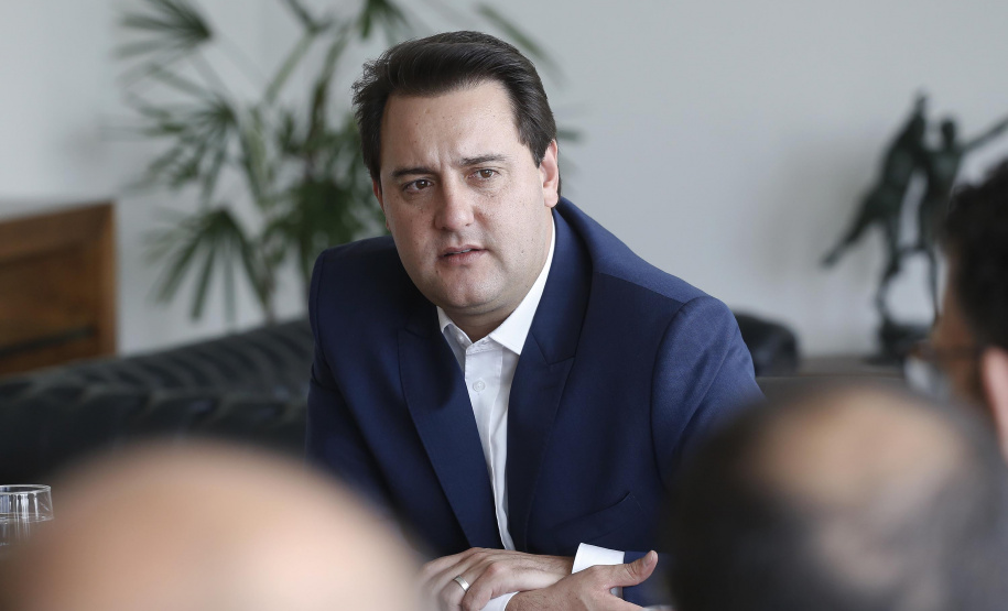 O governador Carlos Massa Ratinho Junior assina Termo de Cooperação entre FIEP e Agência Paraná de Desenvolvimento. Presentes: presidente da FIEP, Edson Campagnolo; Eduardo Bekin, diretor da Paraná Desenvolvimento; Márcio Nunes, secretário de Desenvolvimento Sustentável e Turismo; entre outros.Curitiba, 14-02-19.Foto: Arnaldo Alves / ANPr.