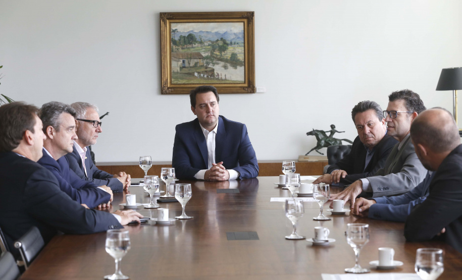 O governador Carlos Massa Ratinho Junior assina Termo de Cooperação entre FIEP e Agência Paraná de Desenvolvimento. Presentes: presidente da FIEP, Edson Campagnolo; Eduardo Bekin, diretor da Paraná Desenvolvimento; Márcio Nunes, secretário de Desenvolvimento Sustentável e Turismo; entre outros.Curitiba, 14-02-19.Foto: Arnaldo Alves / ANPr.