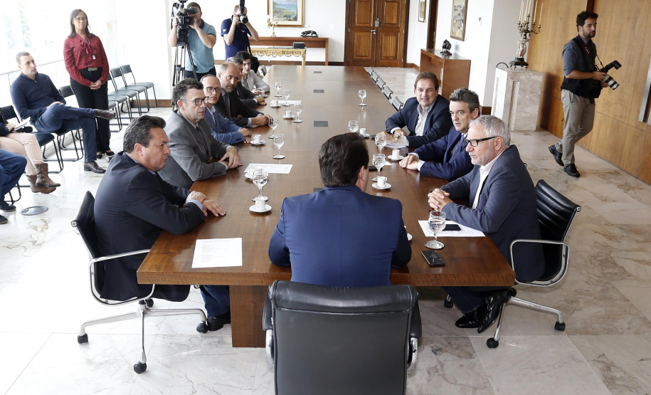 O governador Carlos Massa Ratinho Junior assina Termo de Cooperação entre FIEP e Agência Paraná de Desenvolvimento. Presentes: presidente da FIEP, Edson Campagnolo; Eduardo Bekin, diretor da Paraná Desenvolvimento; Márcio Nunes, secretário de Desenvolvimento Sustentável e Turismo; entre outros.Curitiba, 14-02-19.Foto: Arnaldo Alves / ANPr.