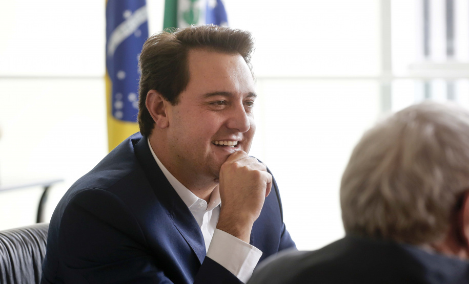 O governador Carlos Massa Ratinho Junior assina Termo de Cooperação entre FIEP e Agência Paraná de Desenvolvimento. Presentes: presidente da FIEP, Edson Campagnolo; Eduardo Bekin, diretor da Paraná Desenvolvimento; Márcio Nunes, secretário de Desenvolvimento Sustentável e Turismo; entre outros.Curitiba, 14-02-19.Foto: Arnaldo Alves / ANPr.