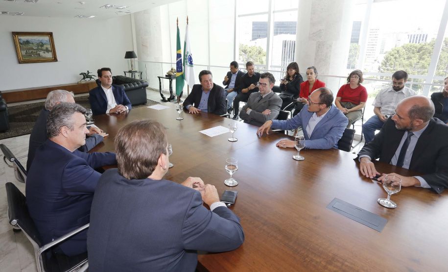 O governador Carlos Massa Ratinho Junior assina Termo de Cooperação entre FIEP e Agência Paraná de Desenvolvimento. Presentes: presidente da FIEP, Edson Campagnolo; Eduardo Bekin, diretor da Paraná Desenvolvimento; Márcio Nunes, secretário de Desenvolvimento Sustentável e Turismo; entre outros.Curitiba, 14-02-19.Foto: Arnaldo Alves / ANPr.