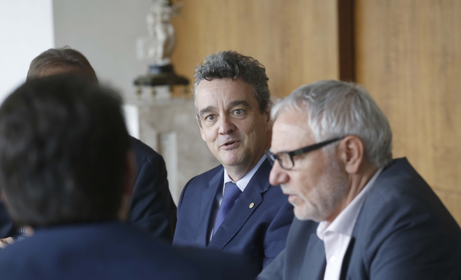 O governador Carlos Massa Ratinho Junior assina Termo de Cooperação entre FIEP e Agência Paraná de Desenvolvimento. Presentes: presidente da FIEP, Edson Campagnolo; Eduardo Bekin, diretor da Paraná Desenvolvimento; Márcio Nunes, secretário de Desenvolvimento Sustentável e Turismo; entre outros.Curitiba, 14-02-19.Foto: Arnaldo Alves / ANPr.