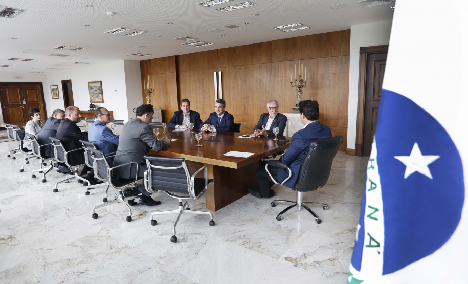 O governador Carlos Massa Ratinho Junior assina Termo de Cooperação entre FIEP e Agência Paraná de Desenvolvimento. Presentes: presidente da FIEP, Edson Campagnolo; Eduardo Bekin, diretor da Paraná Desenvolvimento; Márcio Nunes, secretário de Desenvolvimento Sustentável e Turismo; entre outros.Curitiba, 14-02-19.Foto: Arnaldo Alves / ANPr.